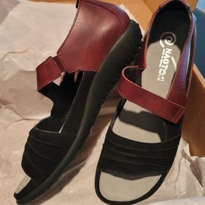 NEW Naot Papaki Sandals, Size 10/41